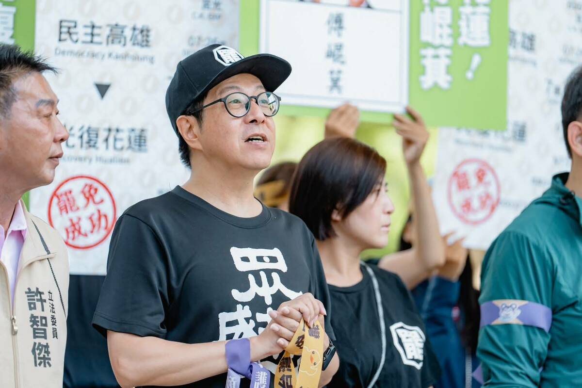罷韓四君子之首尹立(左二)再次挺身而出，要將民主經驗帶到花蓮。 圖：取自Wecare高雄臉書