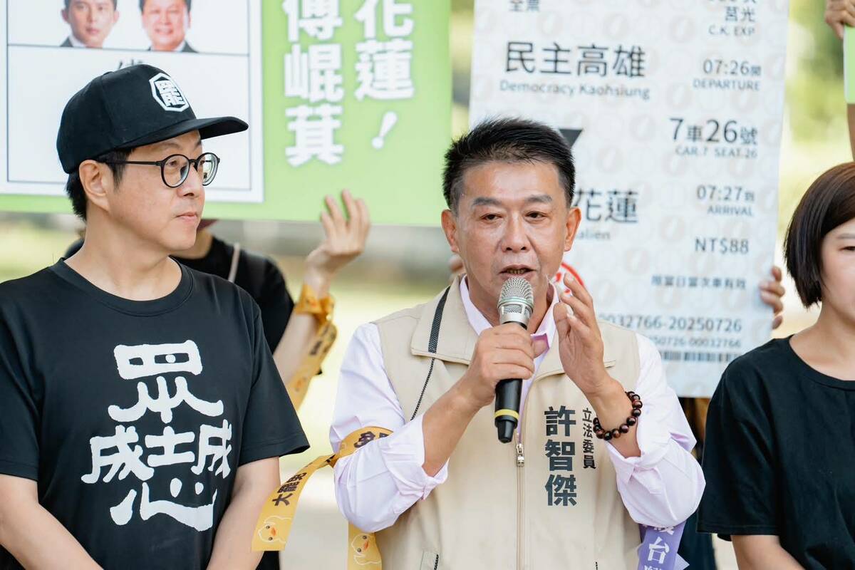 許智傑(中)以行動力挺罷免志工光復花蓮。 圖：取自Wecare高雄臉書