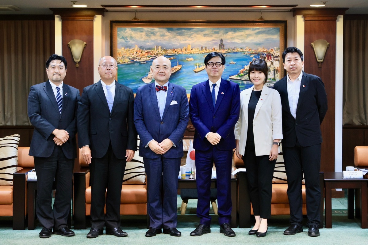 片山和之(左三)、奧正史(左二)拜會陳其邁(右三)。 圖：高雄市行國處/提供