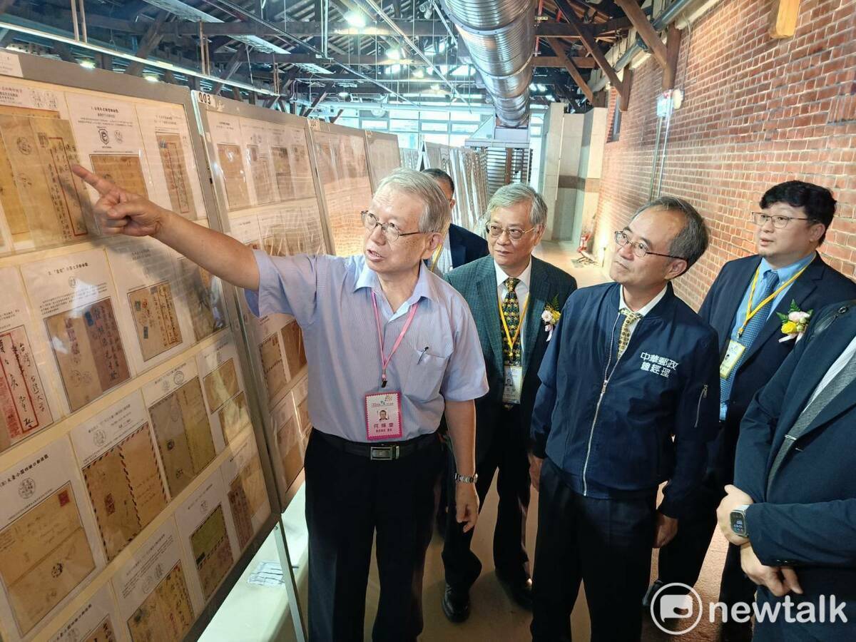 解說員說明戒嚴時期的郵檢戳。 圖：唐復年/攝