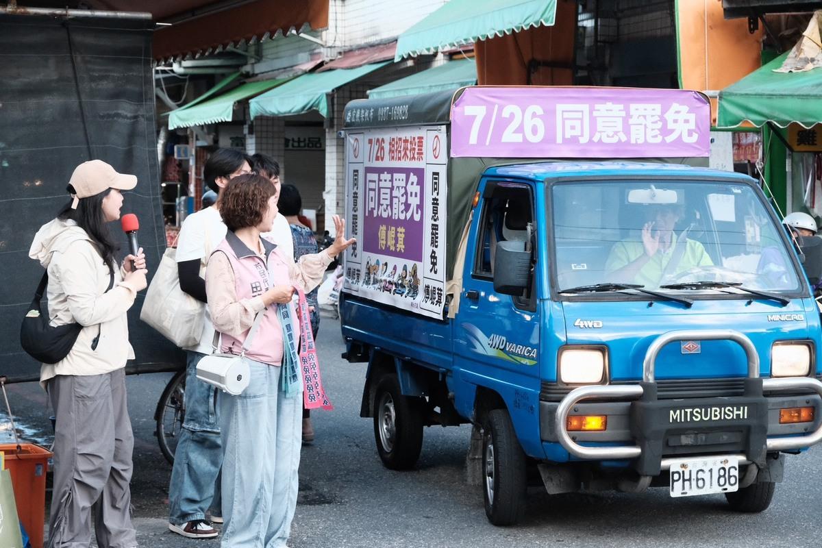 罷免傅崐萁宣傳車。 圖：民進黨提供