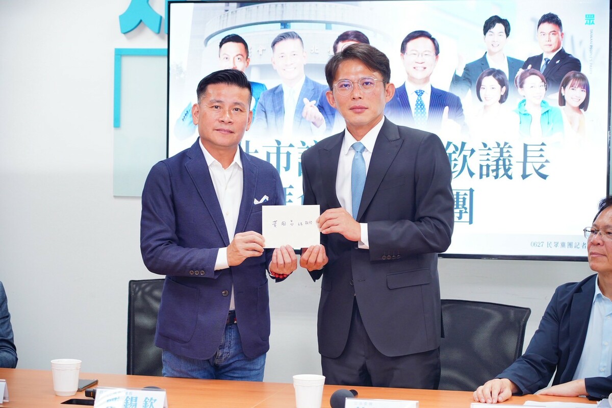 台北市議會議長戴錫欽（左）今拜會民眾黨主席兼黨團總召黃國昌（右）。 圖：民眾黨 / 提供