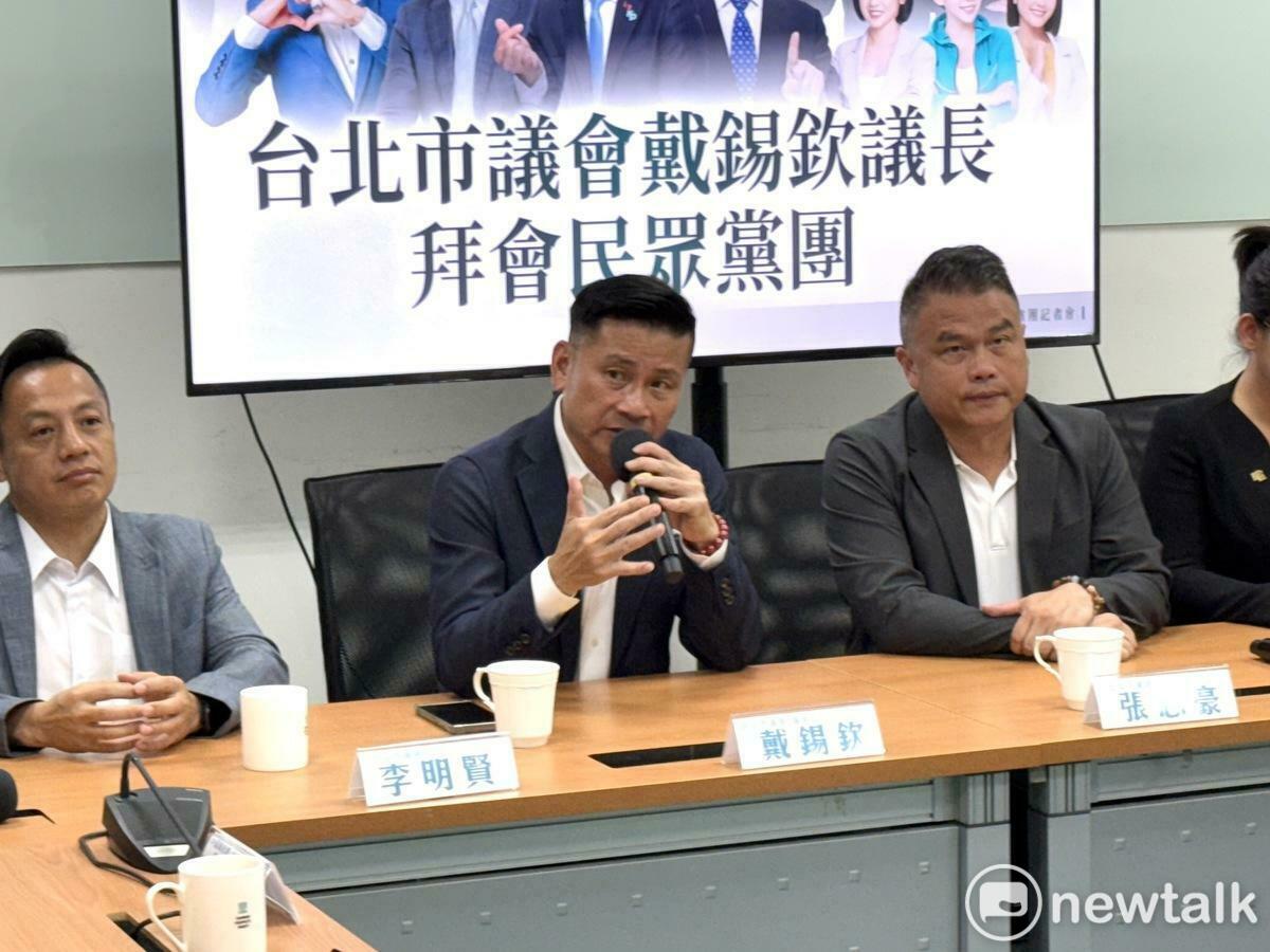 台北市議會議長戴錫欽（中）。 圖：周煊惠 / 攝