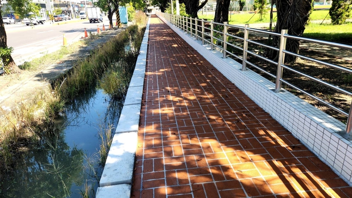 東明國中沿著校園周邊增設人行道，為學童提供平穩安全的通行路徑。 圖：國土署提供
