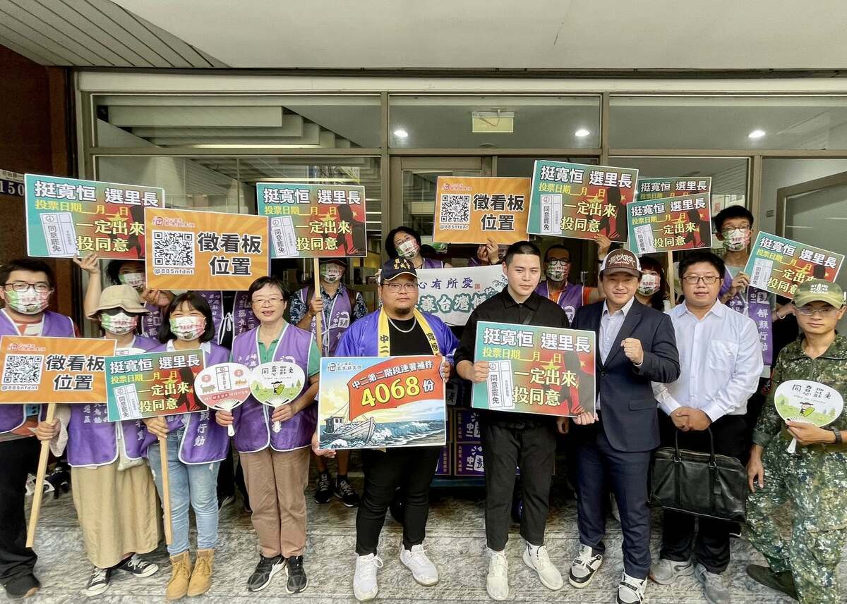 罷團「中二解顏」27日赴台中市選委會送出4068份補件，達成率來到179%。 圖：解顏行動提供