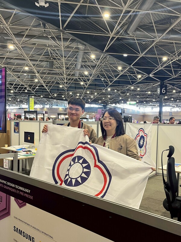 來自越南籍新住民家庭的廖建凱同學，目前正在準備教育部藝術與設計菁英海外培訓計畫。圖為廖建凱參加「第47屆國際技能競賽」賽後與裁判長合照。 圖：移民署提供