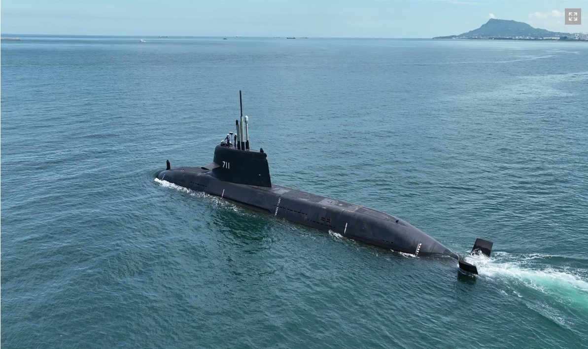 國造「海鯤軍艦」。圖為2025年6月26日浮航海試。 圖：翻攝csbcnet.com.tw台船官網
