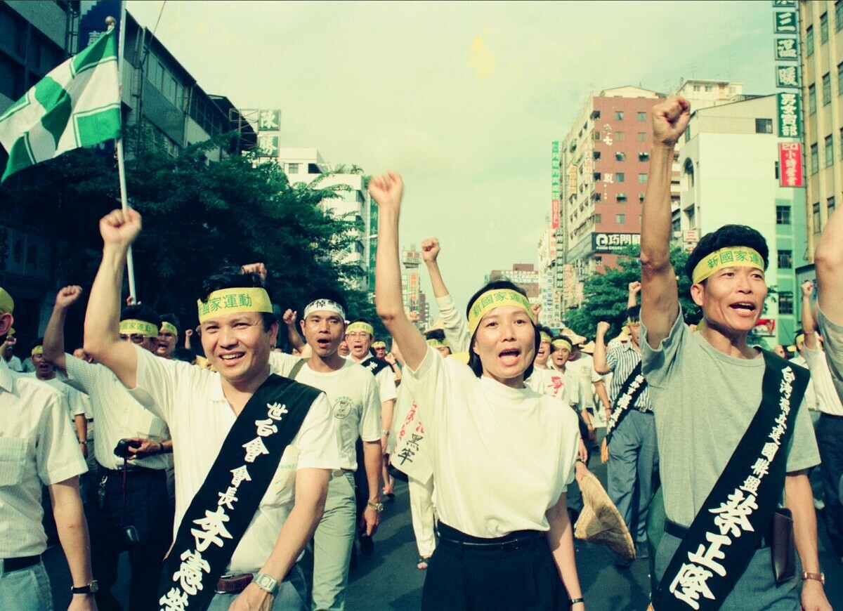 1989年8月11日高雄舉辦第16屆世台會，李憲榮以秘密管道回到台灣，世台會結束後，再由南到北舉辦「打破黑名單；還我返鄉權」的群眾大會與大遊行。左起李憲榮、葉菊蘭、蔡正隆。 圖：邱萬興提供