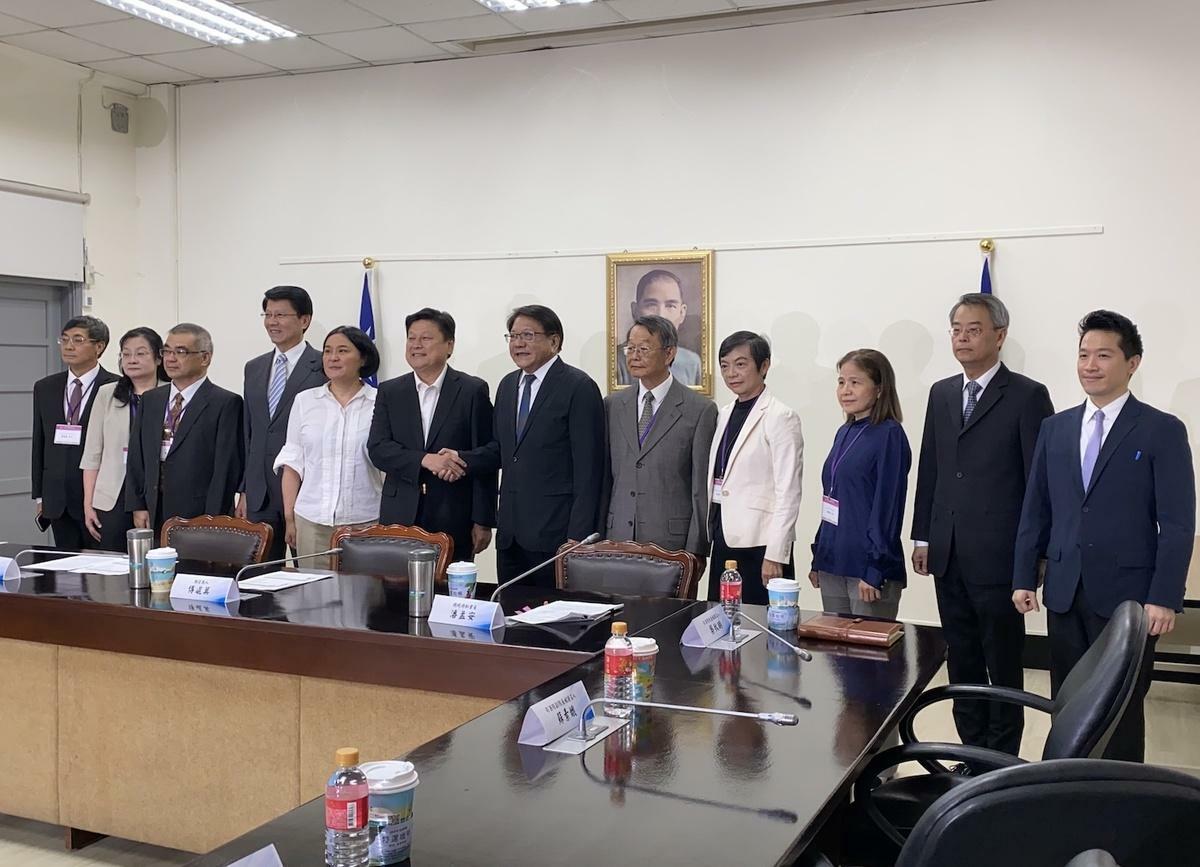 總統府秘書長潘孟安與7位大法官被提名人拜會國民黨立院黨團。 圖：林朝億/攝
