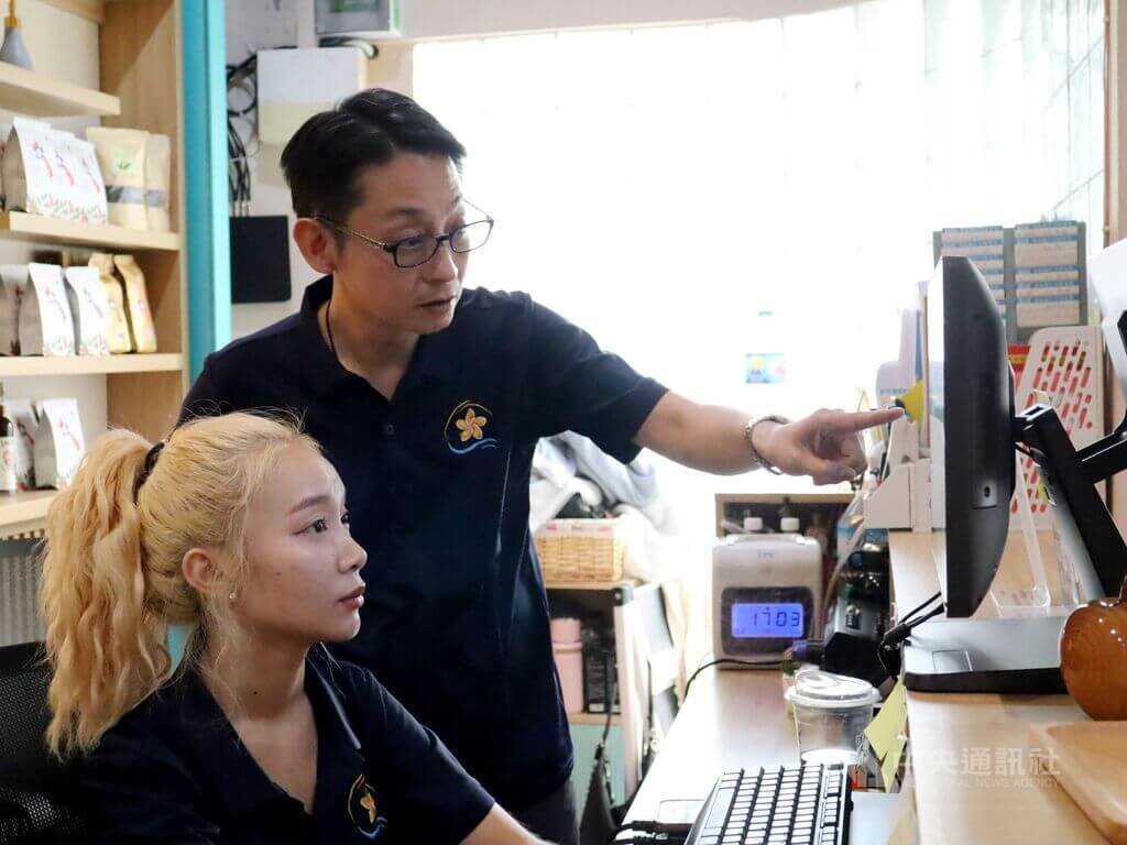 蕭清松（站立者）在寮國首都永珍經營旅行社，他觀察，老一輩寮國人早年學中文都是學正體字，對台灣有一定感情，年輕一代受泰國影響也對台灣很好奇。 圖：中央社