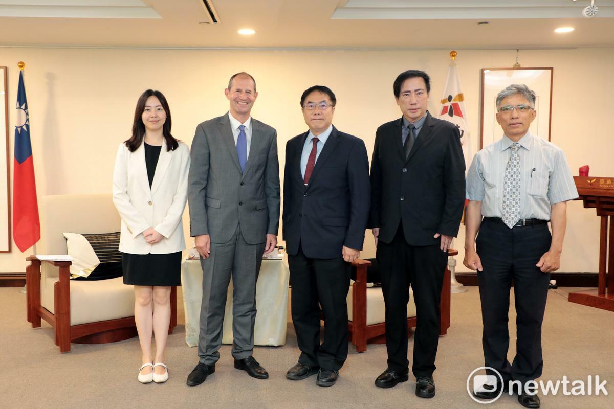歐洲經貿辦事處處長谷力哲（Lutz Güllner）今日拜會臺南市長黃偉哲，市府由新聞及國際關係處處長蘇恩恩、文化局副局長林韋旭陪同市長迎接貴賓。 圖：台南市政府提供
