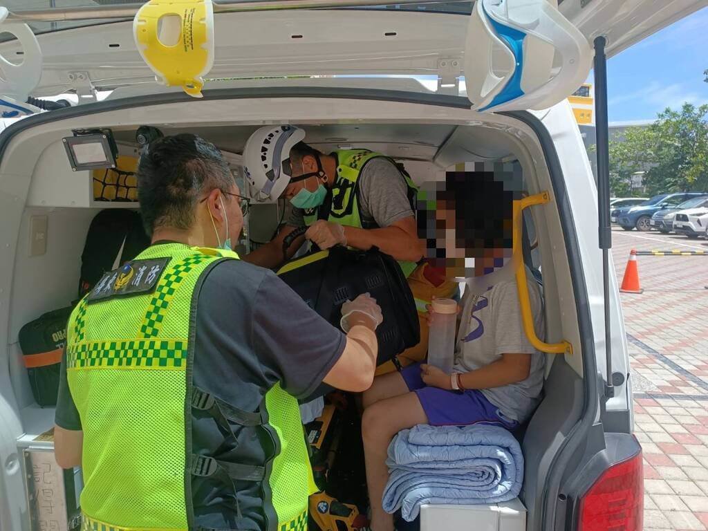 屏東縣僑勇國小30名師生27日在教室內烤肉，因空氣不流通導致5名學童出現頭暈、無力等症狀，疑似一氧化碳中毒，所幸及時送醫，並無大礙。（屏東縣消防局提供）中央社記者李卉婷傳真  114年6月27日