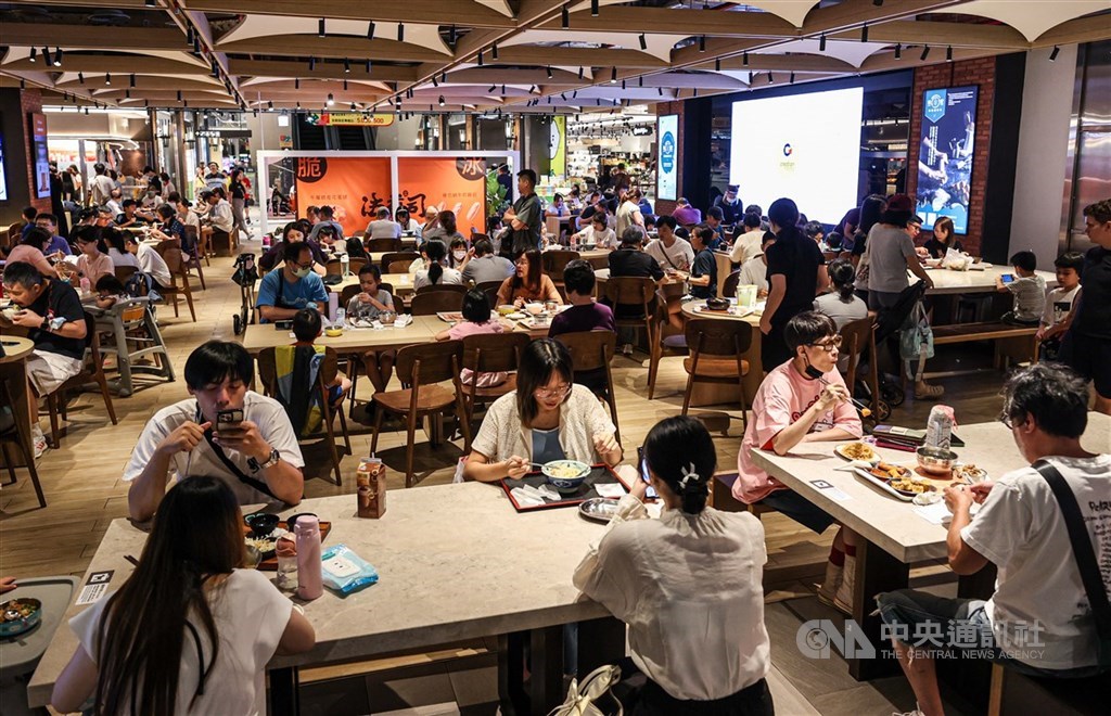 中央大學27日公布6月消費者信心指數為63.7點，創逾1年低點，且6項分項指標全下降。圖為商場美食街消費人潮。 圖：中央社檔案照