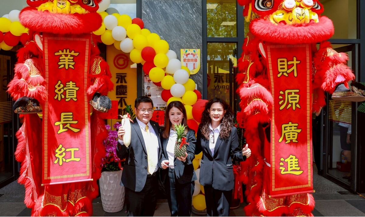 店長溫佩秦(中)攜手店東柯博仁(左)、鄔綺琳(右)為客戶打造最專業的房產環境。 圖：永慶不動產橋科青埔捷運加盟店/提供