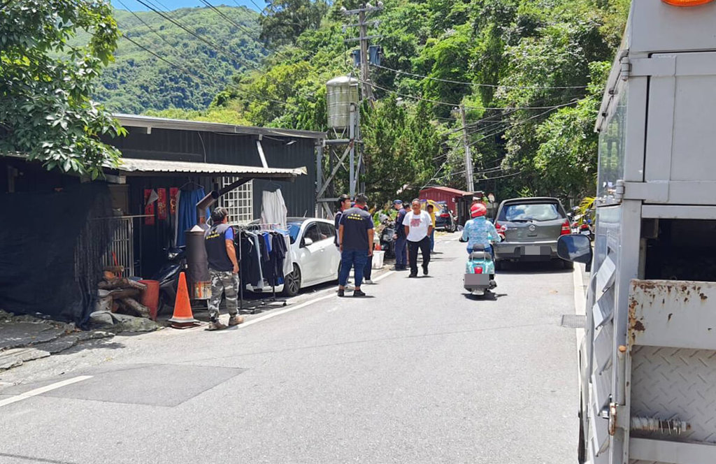 花蓮縣秀林鄉銅門村26日發生犬隻攻擊事件，梁姓飼主的4隻混種犬圍攻1隻黑狗，黑狗的飼主也遭波及受傷。經查攻擊犬隻已被列管為危險性犬隻，動防所將加重裁罰，不排除沒入。（民眾提供）中央社記者張祈傳真 114年6月27日