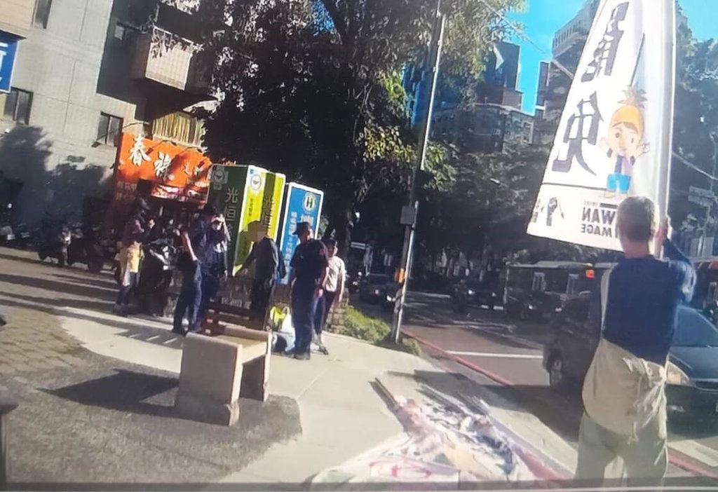 台中市北區五權路與中清路口27日有民眾發生糾紛，警方獲報到場將4人帶回釐清，疑政治立場不同而推擠衝突。（民眾提供）中央社記者郝雪卿傳真 114年6月27日