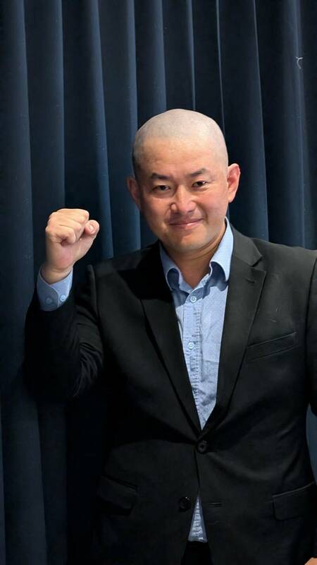 先前承諾罷免顏寬恒成案就要剃光頭的陳柏惟果真剃了光頭。 圖：陳柏惟團隊提供