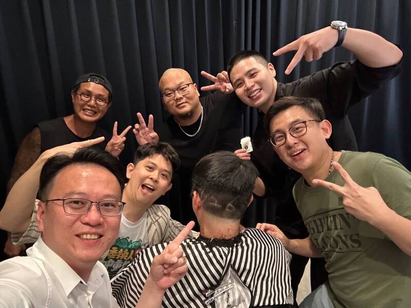 行政院中部聯合服務中心執行長莊競程（左起）、「中四廢翔」發起人杜承哲醫師、「中二解顏」發言人林宣宏等人見證陳柏惟後腦勺剃上「726」時刻。 圖：陳柏惟團隊提供