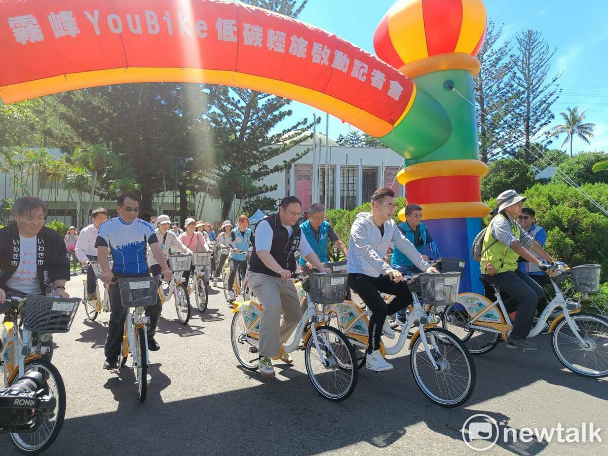 「霧峰YouBike低碳輕旅」啟動儀式後，與會來賓一同出發。 圖：唐復年/攝