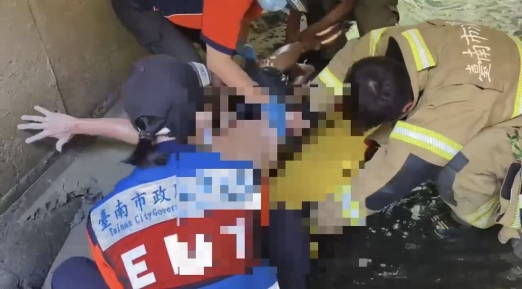 台南陳姓男子愛慕彩券行女店員，疑遭到冷漠對待，日前持美工刀割傷對方手臂後駕車逃往山區，卻跌入山溝重傷，警方搜捕送醫。（台南市警局提供）中央社記者張榮祥台南傳真 114年6月28日