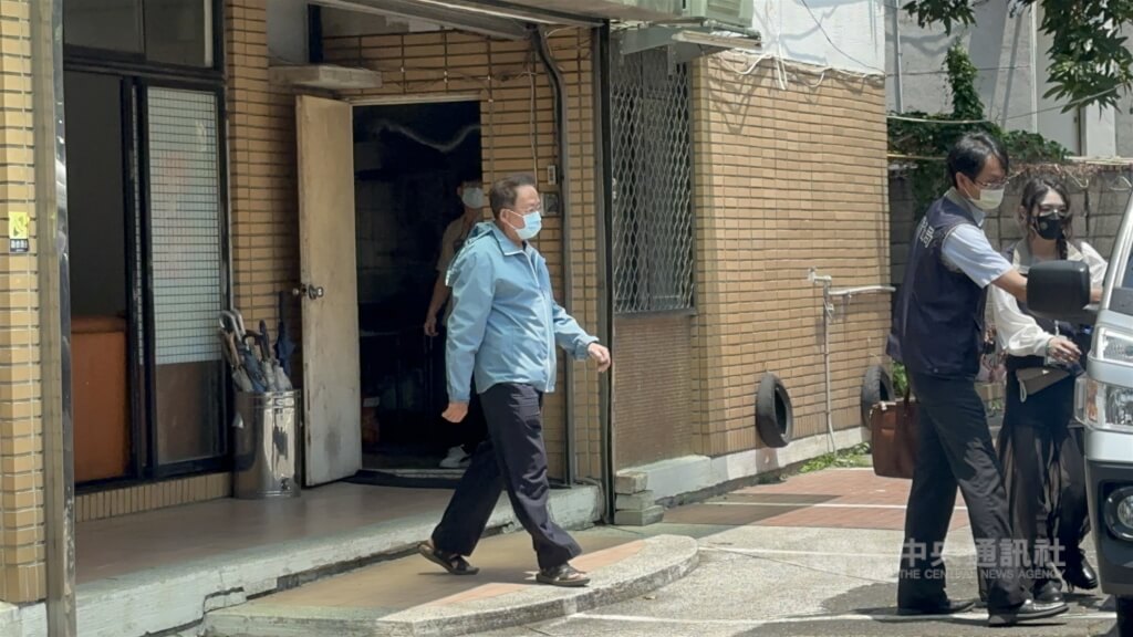 台中地檢署偵辦台中市立委罷免提案涉幽靈連署案，國民黨台中市黨部書記長陳劍鋒（藍衣者）5月2日被帶回詢問。（中央社檔案照片）