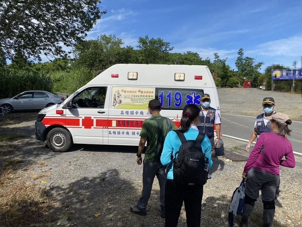 薛姓男子與2名友人相約28日到高雄市田寮區登山，3人行經1處山徑小路時遭蜜蜂螫傷，幸3人意識清楚、無生命危險。（高雄市消防局提供）中央社記者張已亷傳真 114年6月28日