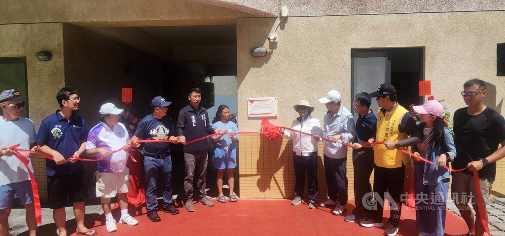 國內首座ASAF亞洲高階帆船培訓中心基地，28日由國民黨立委林倩綺（右6）、澎湖縣副縣長林皆興（右5）、中華民國帆船協會理事長陳雙全（左4）、澎湖縣議會議長陳毓仁（左5）等人共同揭幕。中央社  114年6月28日