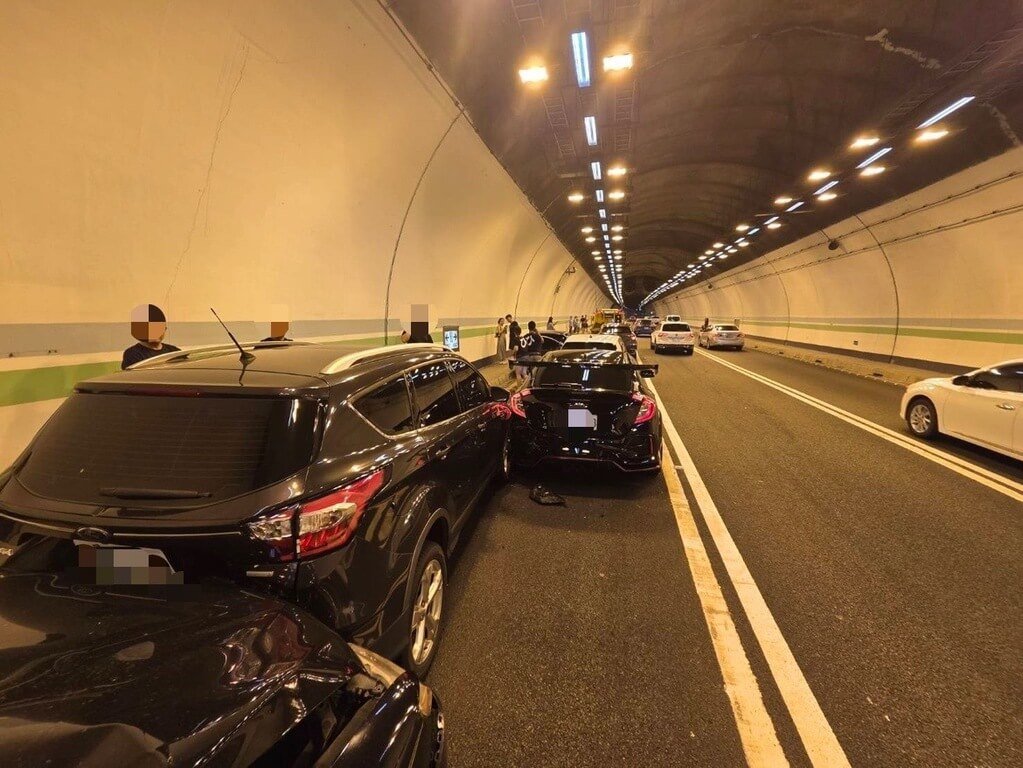 國道3號中寮隧道28日上午發生9車事故，一度造成車流回堵，幸無人員受傷受困，經公路警察大隊派員處理，約1小時排除事故並恢復全線通車。（國道公路警察局第五公路警察大隊提供）中央社記者張已亷傳真  114年6月28日