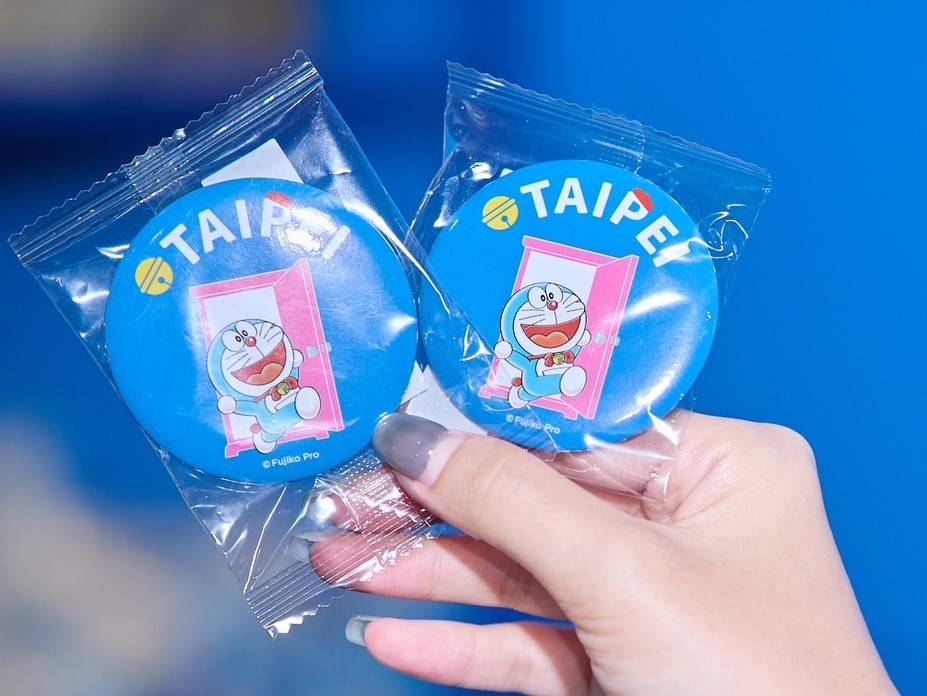 即日起至9月14日，只要和任3個哆啦A夢合照，並公開上傳至社群平台，即可獲得一枚哆啦A夢徽章。 圖：台北市觀光傳播局／提供