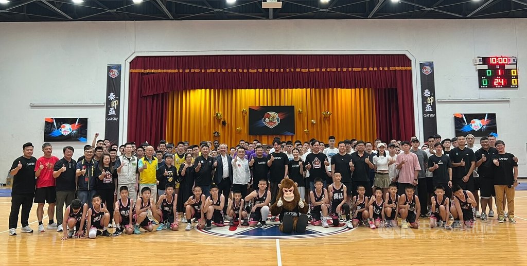邁入第3屆的「泰帥盃高中籃球賽」28日在新北市泰山高中舉行開幕典禮，共有8支HBL勁旅同場較勁。中央社記者陳容琛攝  114年6月28日