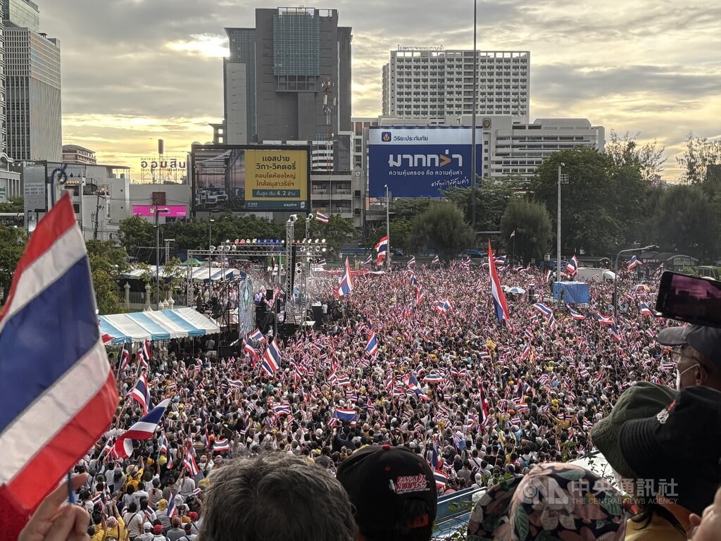 泰國總理貝東塔和柬埔寨前總理洪森關於邊境爭議的錄音對話外流後引起眾怒，上萬民眾28日集結在勝利紀念碑周圍，要求總理貝東塔辭職下台。 圖:中央社提供