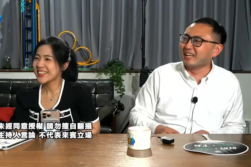 徐巧芯和廖先翔在網路節目談論蕭美琴出訪捷克險遭車輛追撞一事。廖先翔竟指稱「中國太遜沒撞上」。 圖：翻攝自不演了新聞台 YT頻道