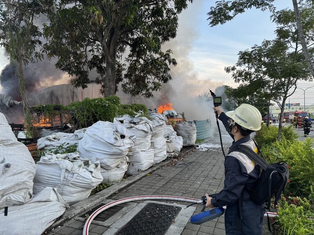 高雄市岡山區一間資源回收廠堆置塑膠29日清晨起火，消防局獲報立即出動人車到場救援，幸無人員受傷受困。（高雄市環保局提供）中央社記者張已亷傳真  114年6月29日