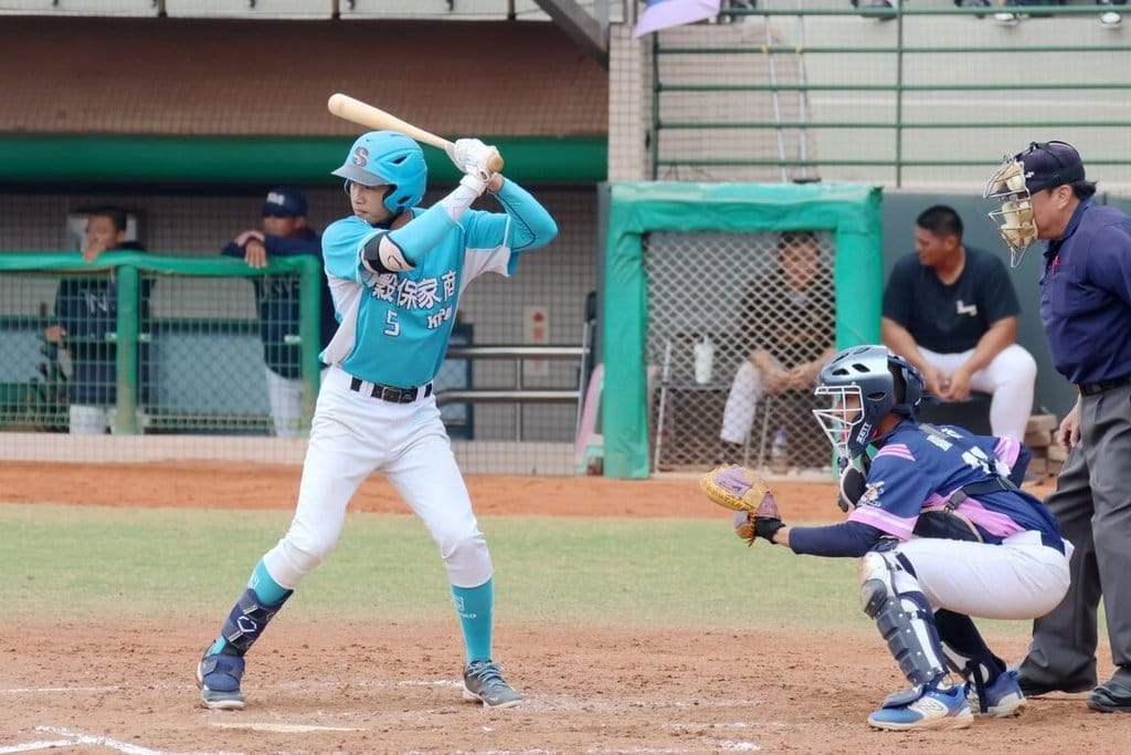 穀保家商左打蔡琞傑「內外兼修」，內外野守位均衡、有「工具人」潛力，投入中職選秀挑戰首輪。圖為蔡琞傑（左）2月26日高中木棒聯賽出賽畫面。（中華民國學生棒球運動聯盟提供）中央社記者謝靜雯傳真  114年6月29日