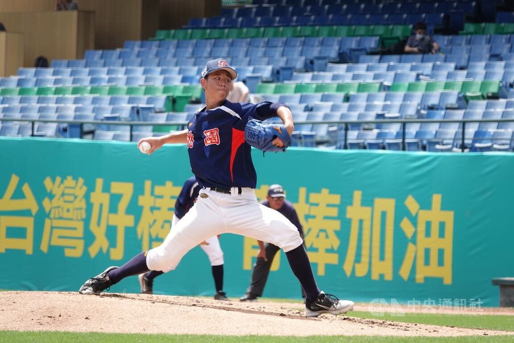 平鎮高中18歲右投手哀宥宇（圖）大賽經驗多，在本屆中職選秀投手群中被評價完成度相對好，有機會挑戰前兩輪。圖為哀宥宇14日在玉山盃青棒賽出賽畫面。中央社記者謝靜雯攝  114年6月29日