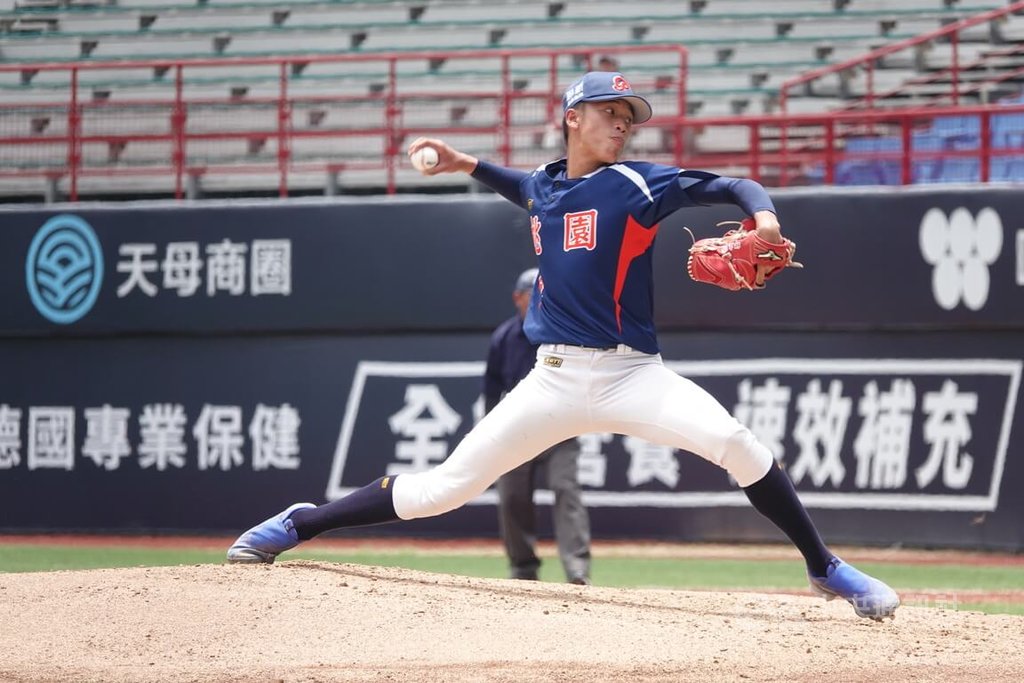 平鎮高中18歲右投手邱立璿（圖）被母隊總教練吳柏宏點名不斷突破，畢業後也決定投入中職選秀。圖為邱立璿113年6月7日玉山盃出賽畫面。中央社記者謝靜雯攝  114年6月29日