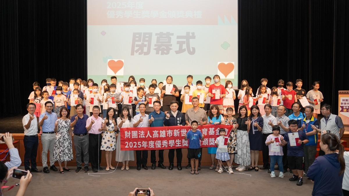 賴瑞隆頒發優秀學生獎助學金。 圖：賴瑞隆辦公室/提供