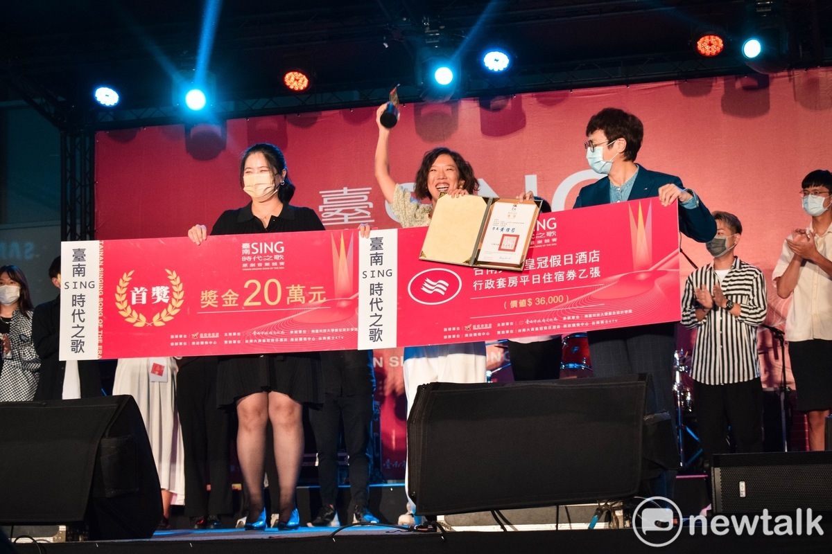 李竺芯曾以〈台南查某囝〉榮獲2022年「臺南sing時代之歌原創音樂競賽」首獎，作品融合多元曲風，透過溫潤細膩的嗓音和真摯動人的創作，深刻傳遞對土地、語言與生命的情感。過去十餘年來創作不輟、不斷嘗試的她，證明音樂不僅是自我表達，更是文化傳承的重要橋梁。 圖：台南市政府提供