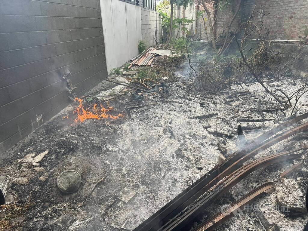 台中市政府消防局29日下午獲報，大甲區水源路一處空地發生火警，到場發現為堆放的廢棄物起火燃燒，1名男子多處燒燙傷、意識不清；另有1名女性不適，預防性送醫檢查。（翻攝照片）中央社記者蘇木春傳真  114年6月29日