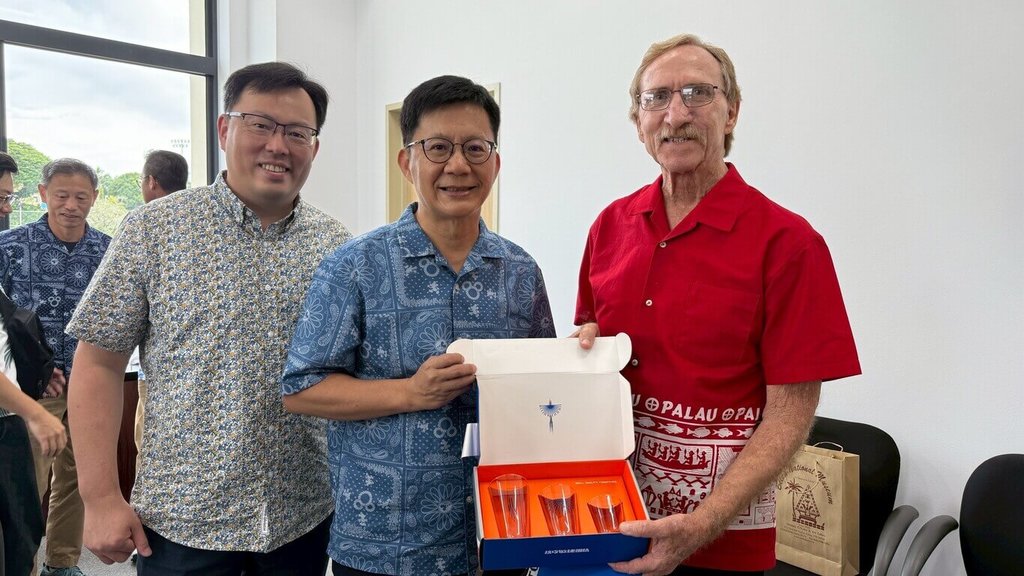教育部次長張廖萬堅（中）及體育署長鄭世忠（左）受邀赴帛琉參加「第12屆太平洋迷你運動會」，29日與教育顧問詹金斯（Dale Jenkins）交換禮物。（體育署提供）中央社記者黎建忠傳真114年6月29日