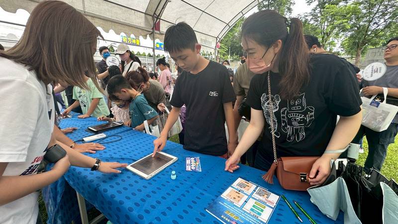 家長陪著孩子一起闖各種數學關卡。 圖：孫家銘翻攝