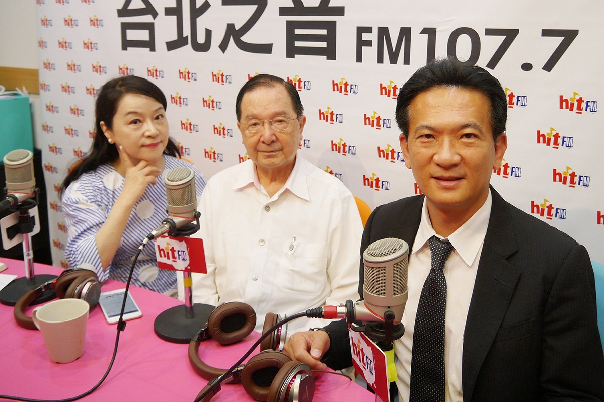 民進黨立委林俊憲（右）、總統府資政吳澧培（中）6日接受電台主持人周玉蔻訪問。 圖：Hit Fm提供