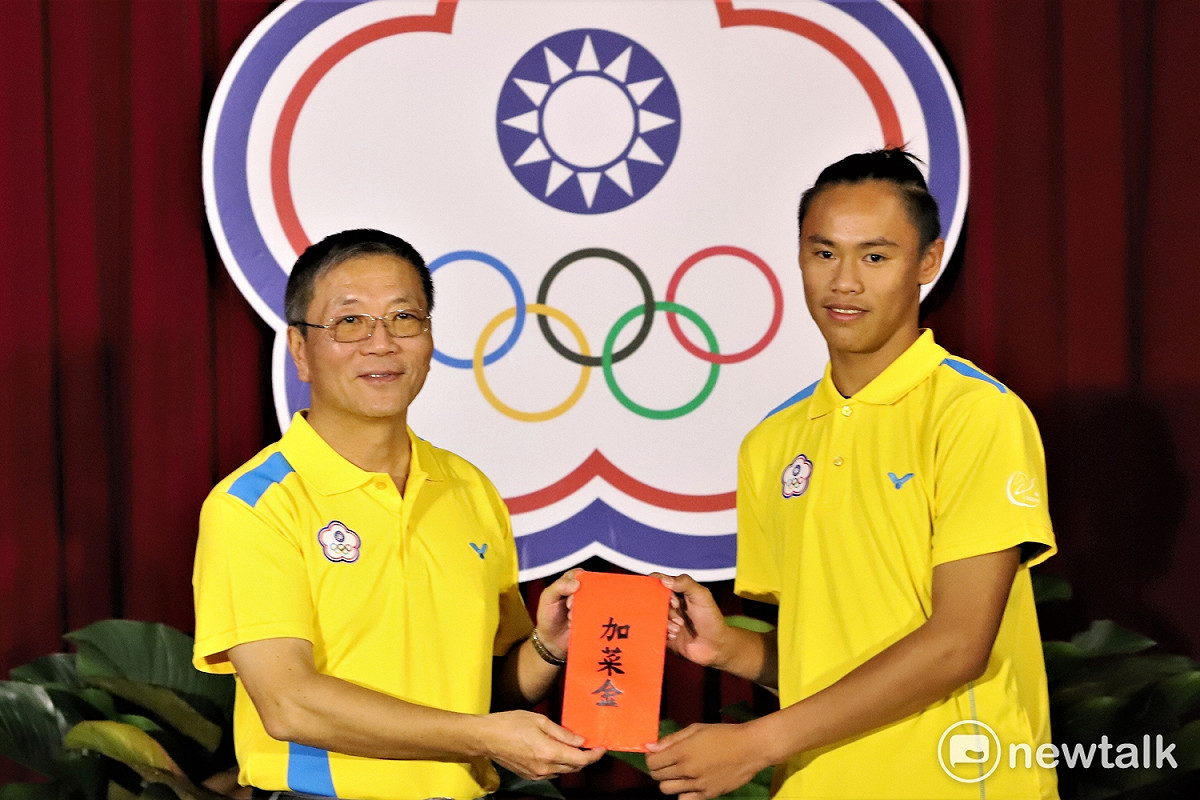 體育署長林德福（右一）因推動體改不力下台。圖為林德福(右)頒發加菜金給選手代表盧浩華，資料照片。 圖：蔡幸秀/攝影
