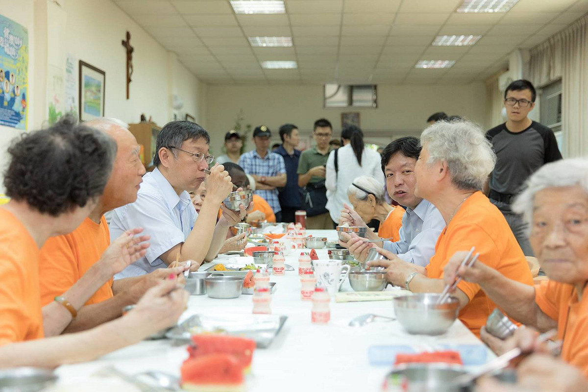 台北市長柯文哲表示，台北市已建立325個老人共餐據點，鼓勵老人出門聚餐。 圖：翻攝台北市長柯文哲臉書
