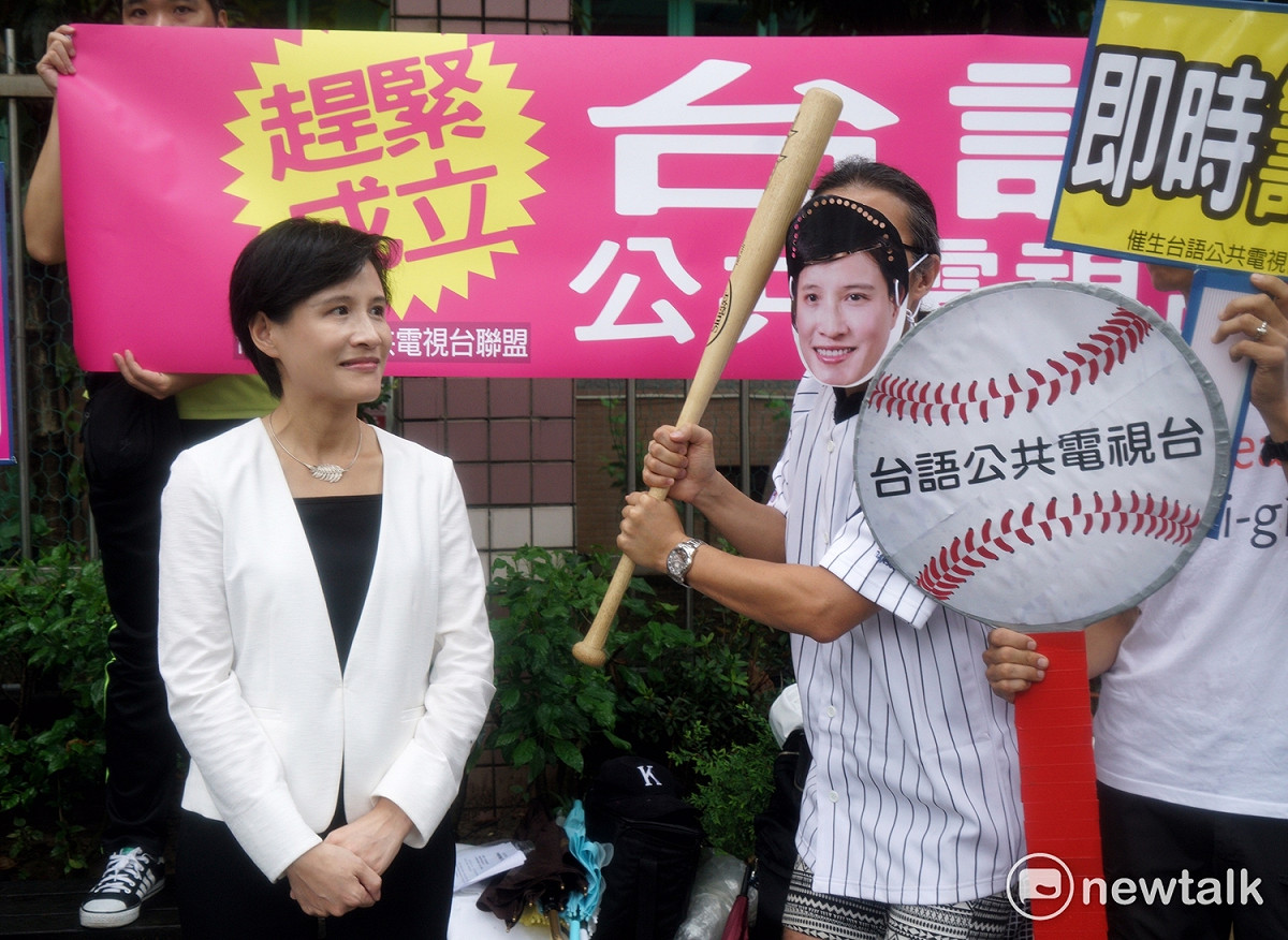 鄭麗君6日深夜在臉書公布已獲徵詢，將續任文化部長。 圖:常日豪／攝