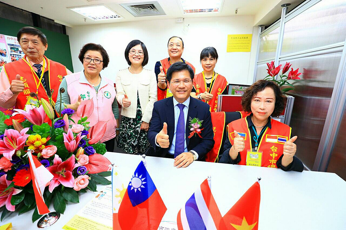 台中市總工會的志願服務隊進駐東協廣場，專為各國移工解決疑難雜症。
 圖：台中市總工會/提供