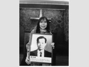 陳智雄的女兒拿著父親的相片。 圖：潘小俠攝