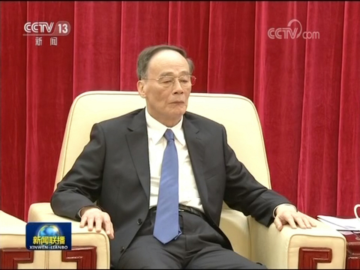 王岐山「被罹癌來日無多」？「不在十九大政治局常委名單內」？昨天他又公開現身，出席他的岳父、已故中共元老姚依林誕辰100周年座談會。 圖：翻攝自央視網