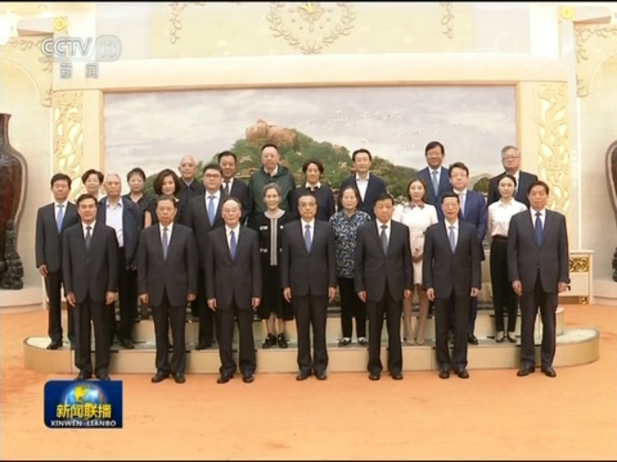 座談會前，國務院總理李克強等官員會見了姚依林的家屬並合影。但央視的報導並沒有提及王岐山的家屬身分。合影時，王與其他領導人一起，站在前排，姚明珊、姚明端姐妹和姚慶站在第二排。 圖：翻攝自央視網