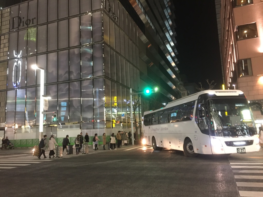銀座街頭常有巴士當街等候陸客上車，也是交通上傷腦筋的事。 圖：劉黎兒/攝